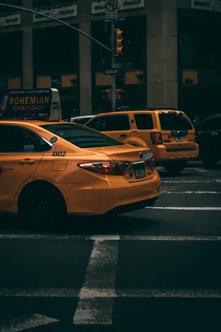 路上的橙色汽车