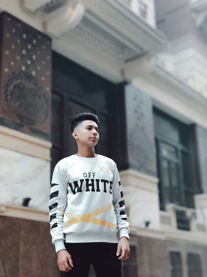 穿白色毛衣的男子