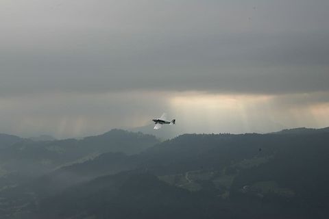 飞机,苍蝇,雨滴,天空,雨,天气,自然,交通 飞机,苍蝇,雨滴,天空,雨,天气,自然,交通