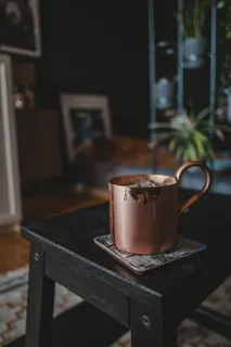 凳子上的铜杯子 凳子上的铜杯子