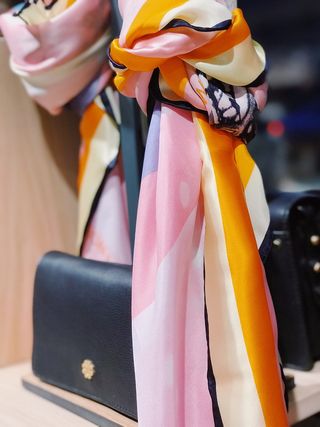 粉色和橙色纺织品