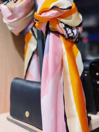 粉色和橙色纺织品