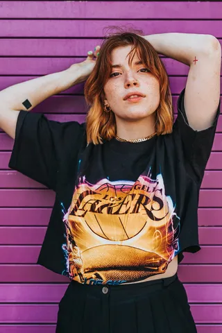 女人，斜倚，墙壁，人物，肖像，金链，纹身，耳环