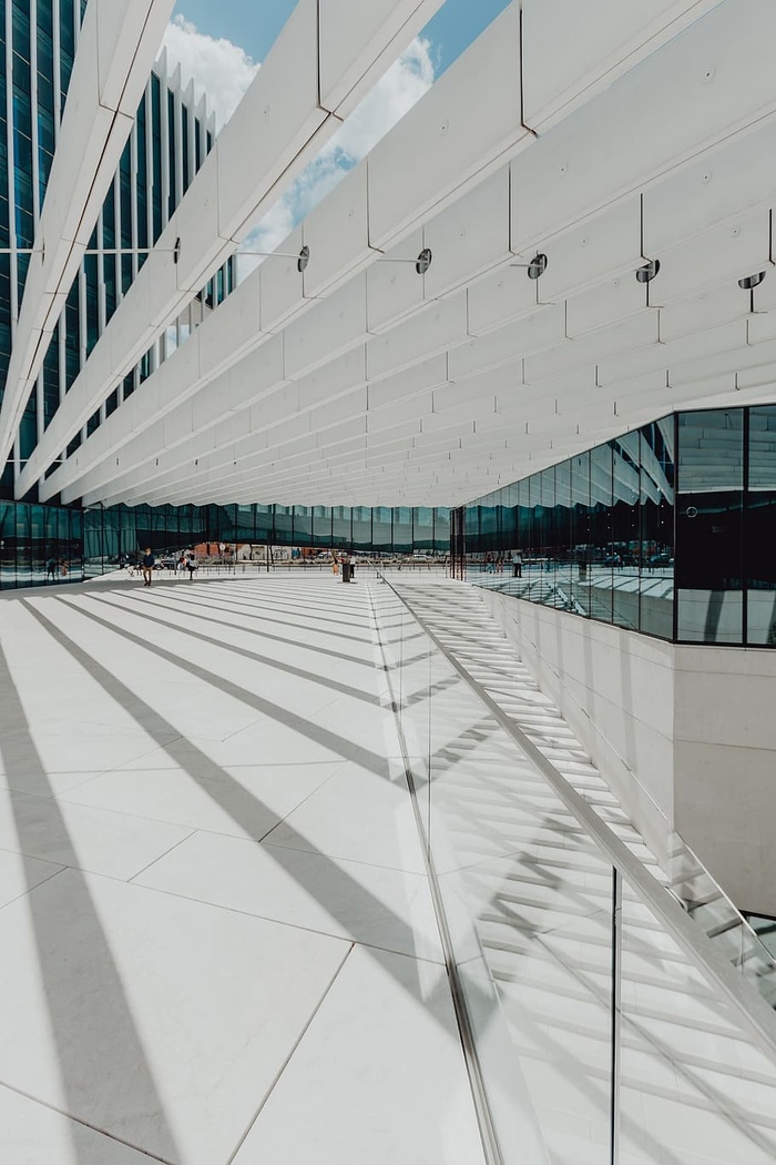 现代白色建筑，建筑师艾利斯·马泰乌斯的EDP总部，葡萄牙里斯本