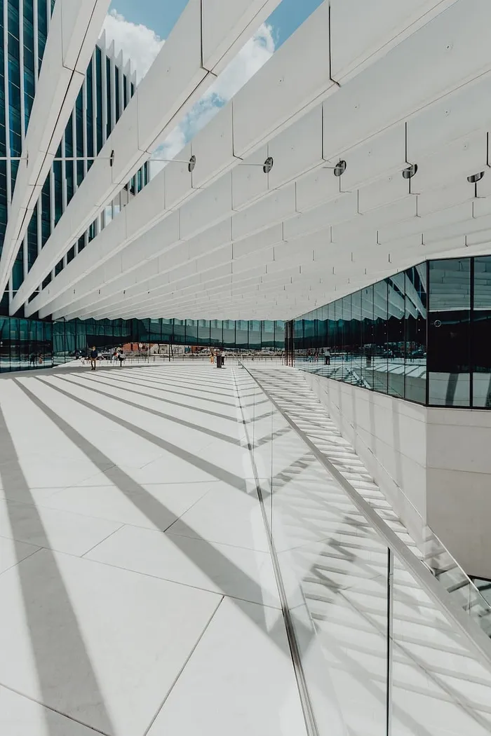 现代白色建筑，建筑师艾利斯·马泰乌斯的EDP总部，葡萄牙里斯本