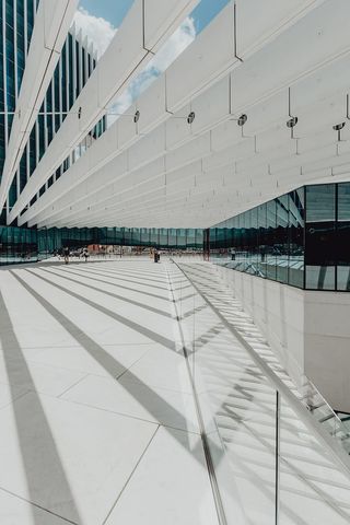 现代白色建筑，建筑师艾利斯·马泰乌斯的EDP总部，葡萄牙里斯本