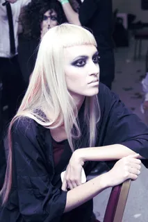 女人，眼线笔，坐着，椅子，模特，长金发，头发，发型