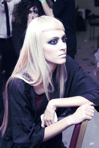 女人，眼线笔，坐着，椅子，模特，长金发，头发，发型