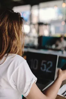 在咖啡馆工作的年轻女子 在咖啡馆工作的年轻女子