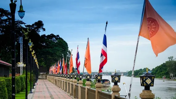 泰国Chopraya河的水屋