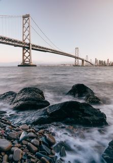 卵石旁边的水体