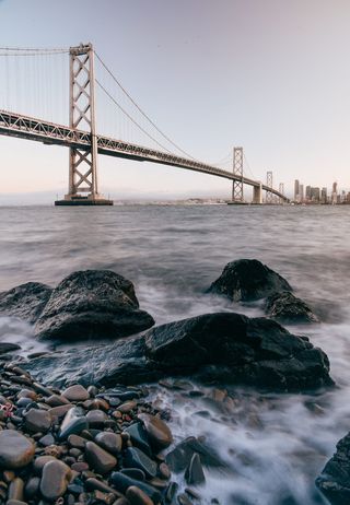 卵石旁边的水体