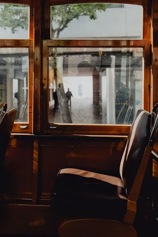 葡萄牙里斯本街头著名的复古黄色28有轨电车