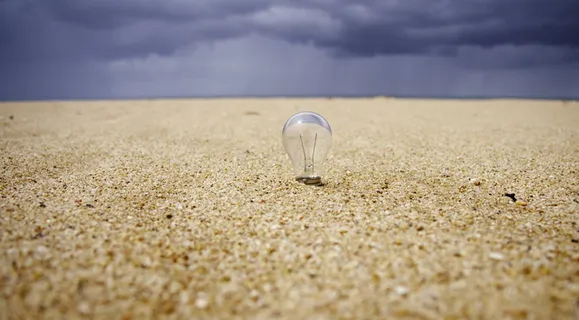 沙子上 LED 灯泡的特写摄影