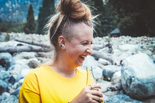 拿着玻璃汽水瓶的女人