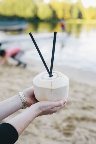 手持新鲜椰子的雌性