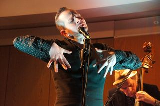 歌手，音乐，表演，发生，舞台，音乐家，艺术文化和娱乐，腰部以上