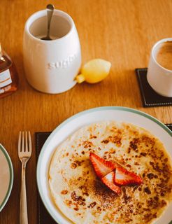 靠近桌子上杯子的碗