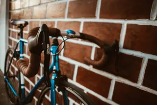 蓝色公路自行车的选择性聚焦摄影