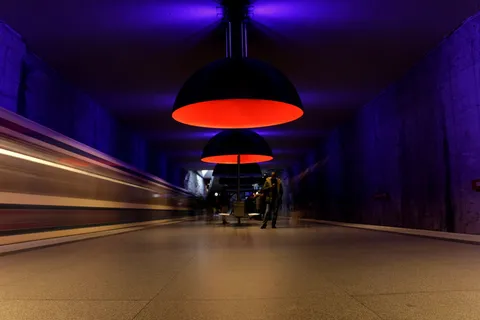 照亮的走廊，人，地板，人，走廊，地板，照明，灯