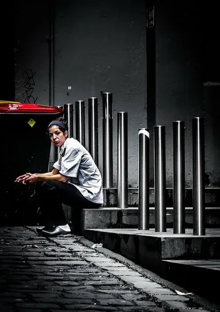 黑暗，坐着，街头，女人，男人，人，一个人，真实的人