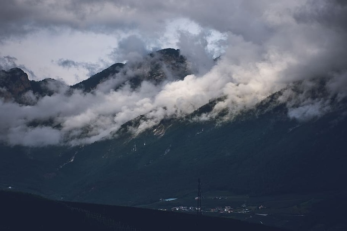 白云下的青山