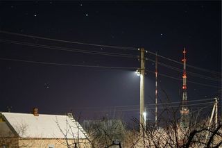 白色混凝土房屋，白色，棕色，房屋，附近，卫星，塔楼，夜间