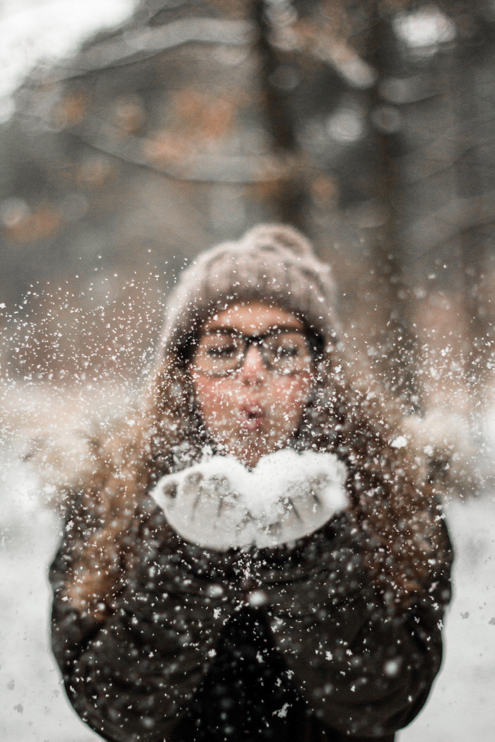 户外吹雪的女人