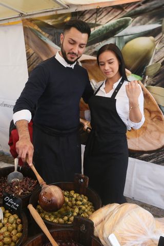 人类，橄榄市场，绿色，两个人，食物和饮料，男人，食物，真人