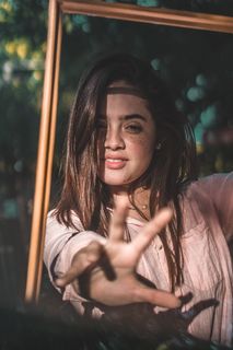 穿着粉色长袖衬衫的女人