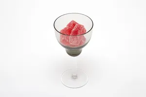 透明酒杯里的红色口香糖