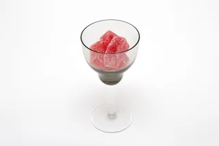 透明酒杯里的红色口香糖