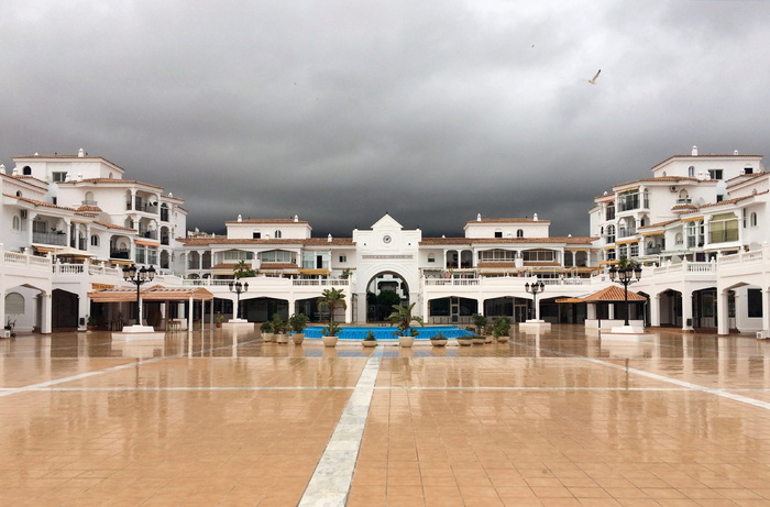 风暴后的市长广场、雷声、西班牙广场、贝纳尔马德纳、雨、云-天空、建筑