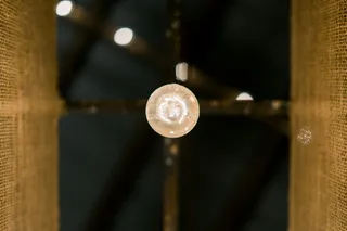 子弹照片，特写照片，银色圆形硬币，透明，玻璃表面，灯泡，灯细节，灯