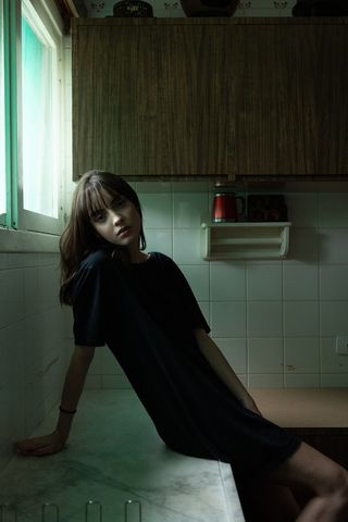 穿黑色连衣裙的女人