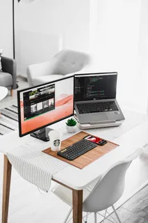 黑色平板电脑显示器和桌上的笔记本电脑