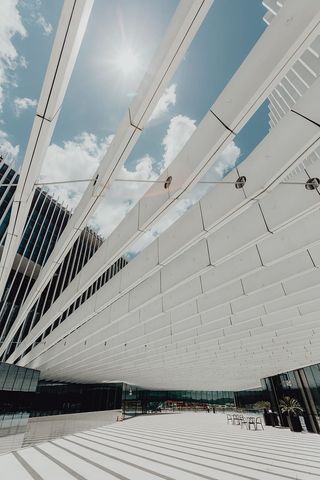 现代白色建筑，建筑师艾利斯·马泰乌斯的EDP总部，葡萄牙里斯本