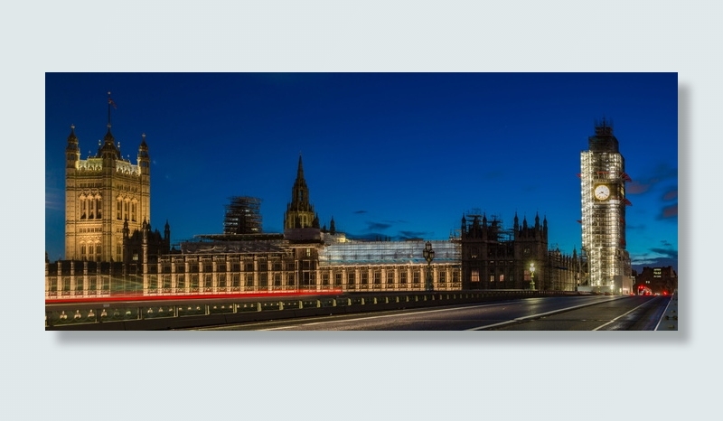 夜间塔附近的棕色混凝土建筑