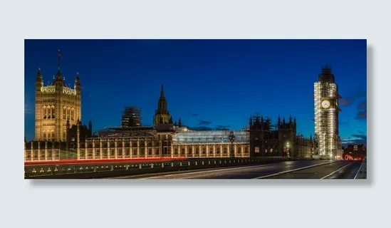 夜间塔附近的棕色混凝土建筑 夜间塔附近的棕色混凝土建筑