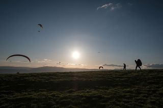人，站着，山，走着，草，田野，蓝色，天空
