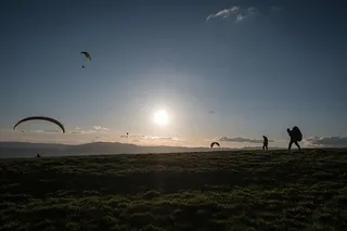 人，站着，山，走着，草，田野，蓝色，天空