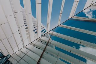 现代白色建筑，建筑师艾利斯·马泰乌斯的EDP总部，葡萄牙里斯本