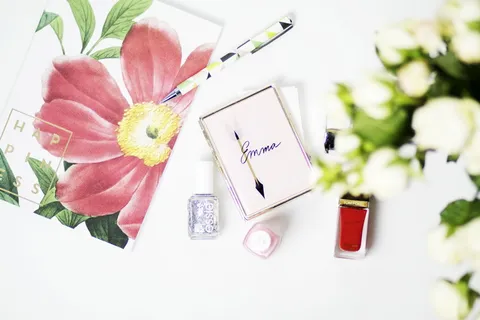 指甲油旁边的粉红色Emma盒