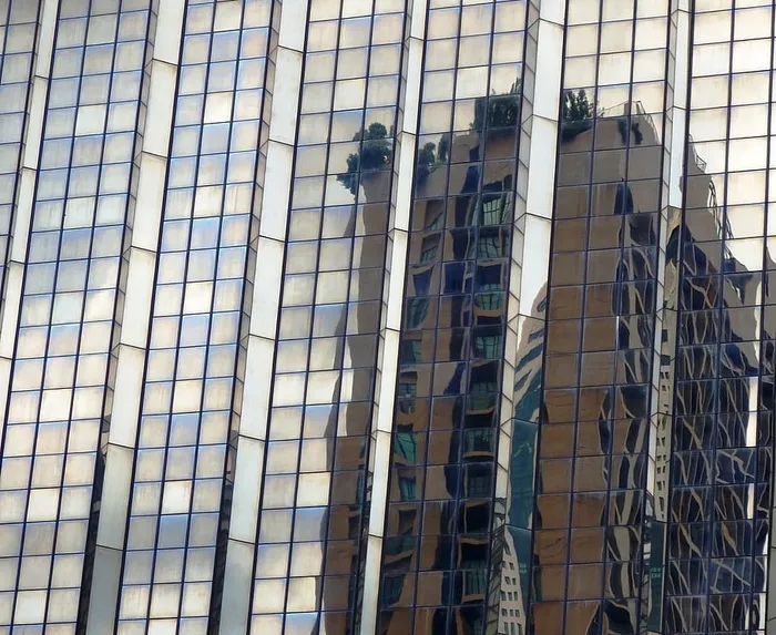 现代摩天大楼玻璃幕墙中的抽象高层建筑反射