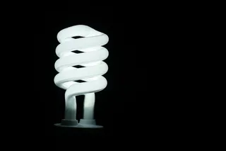 黑色背景下的照明灯具