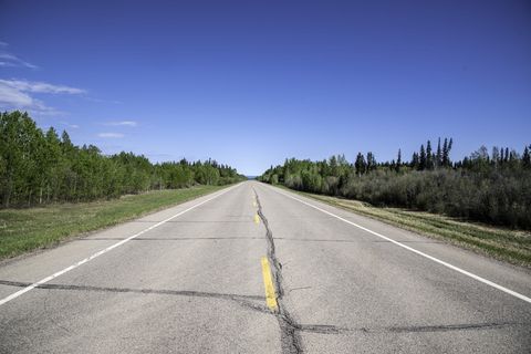 通往阿尔伯塔省西北地区的道路