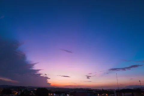 晴空下的橙色日落 晴空下的橙色日落