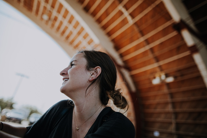 穿孔、耳朵、耳环、户外、深色、自然、女性、微笑