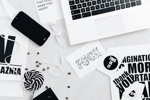 黑白字体句子的俯视图