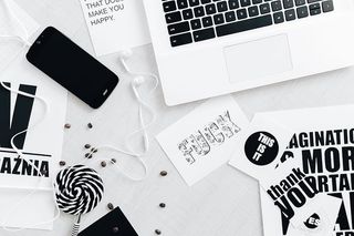 黑白字体句子的俯视图